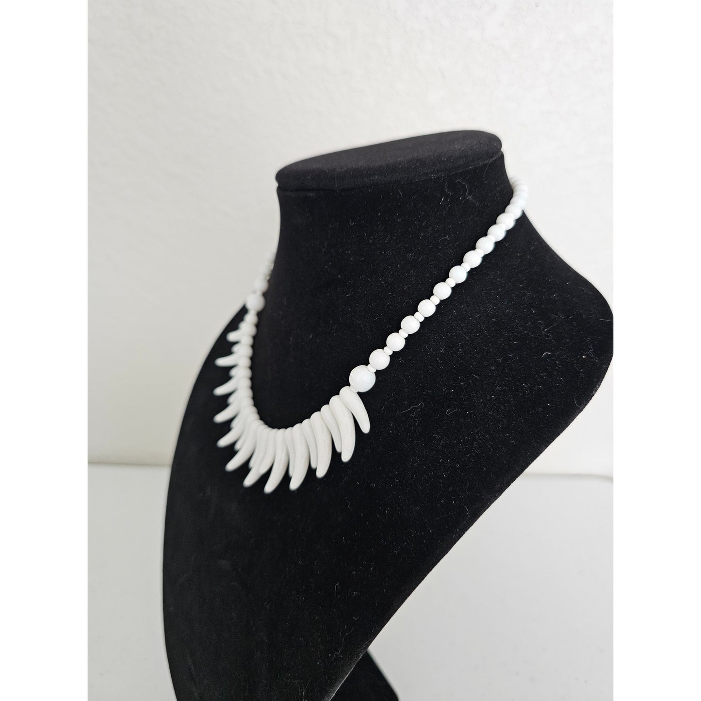 Vintage 1990s Solid white Single Strand Beaded Necklace Spike Beads