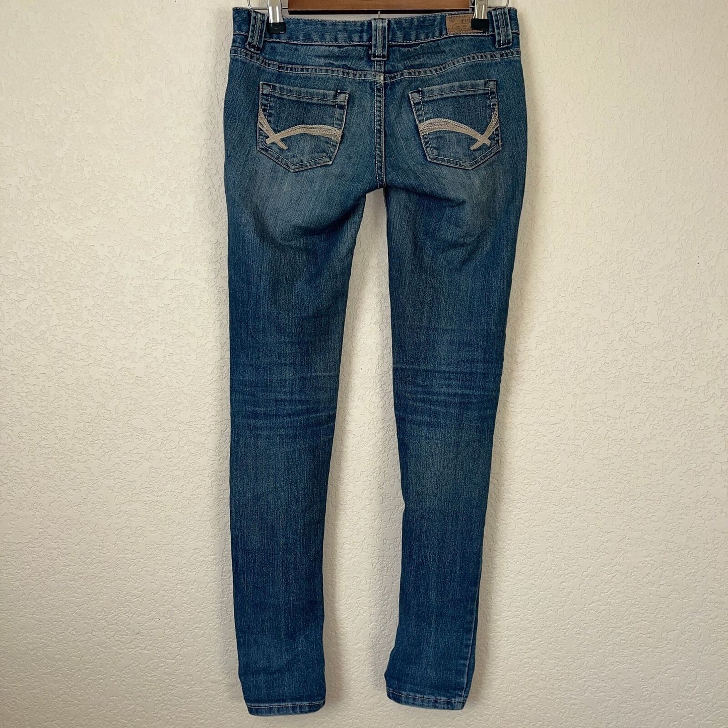 Reign Juniors Sz 1 Medium Wash Skinny Blue Jeans Low Rise