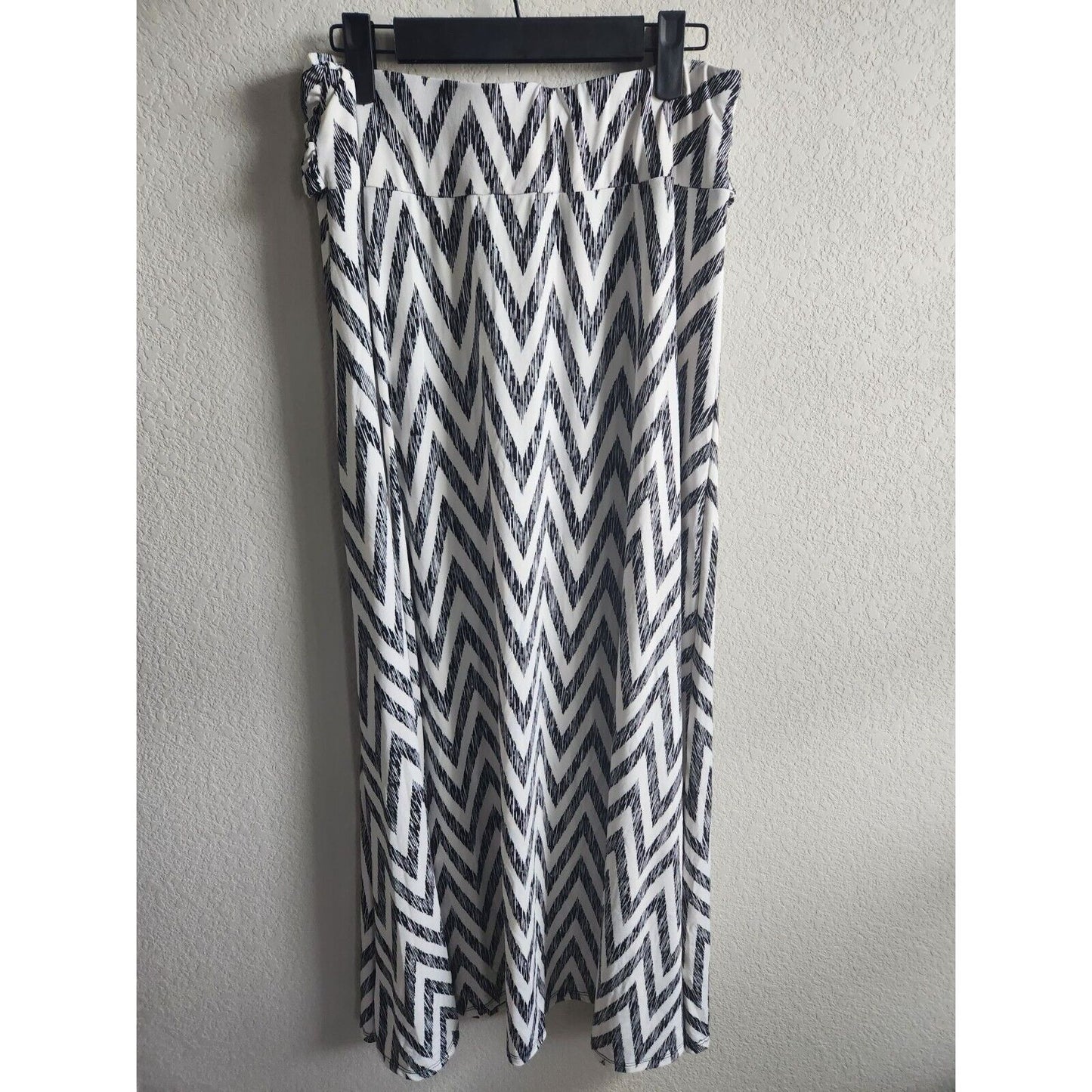Robert Louis Womens Sz M Maxi Skirt Black White Chevron Print