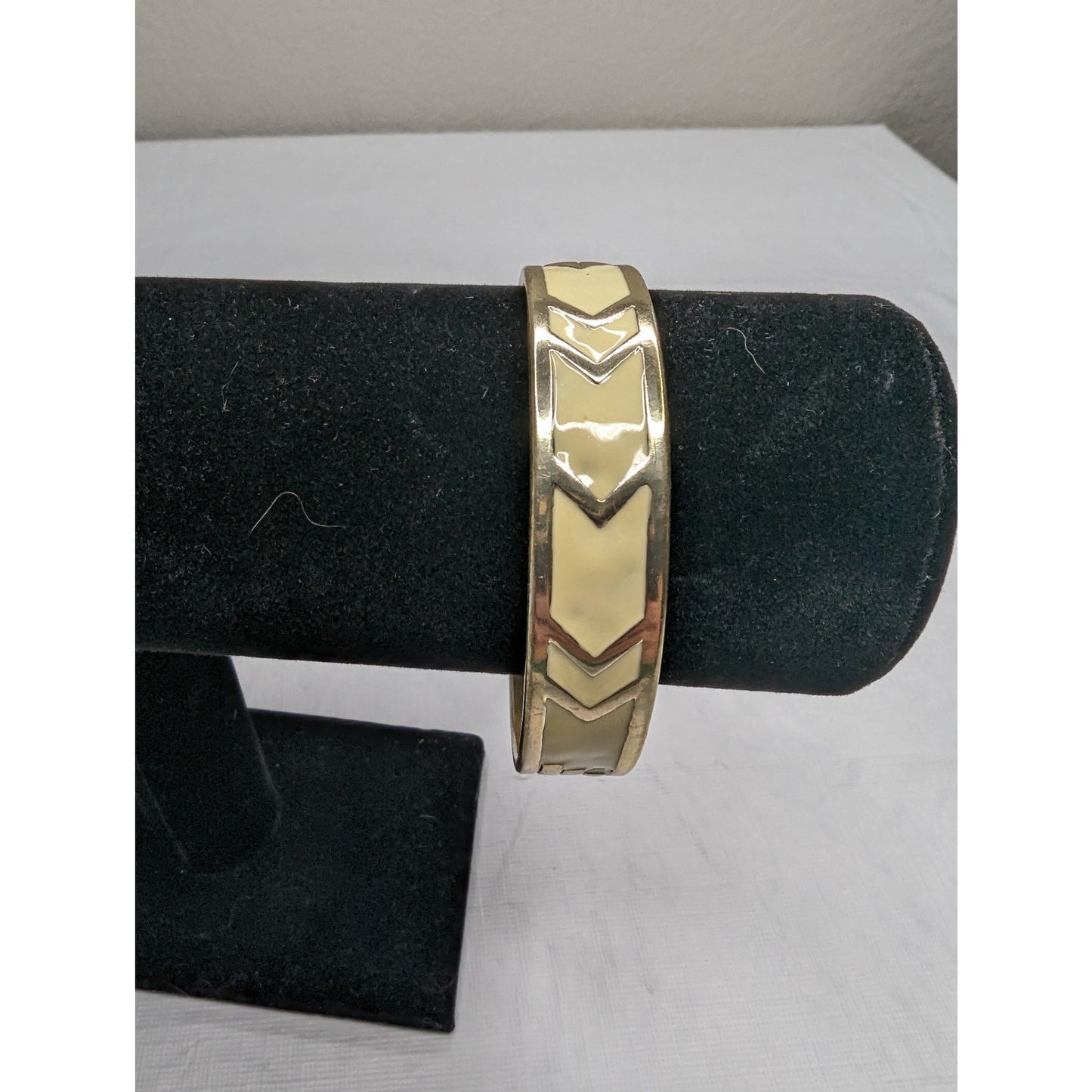 Vintage Mid Century Womens Bangle Bracelet Ivory Metal Arrow Print