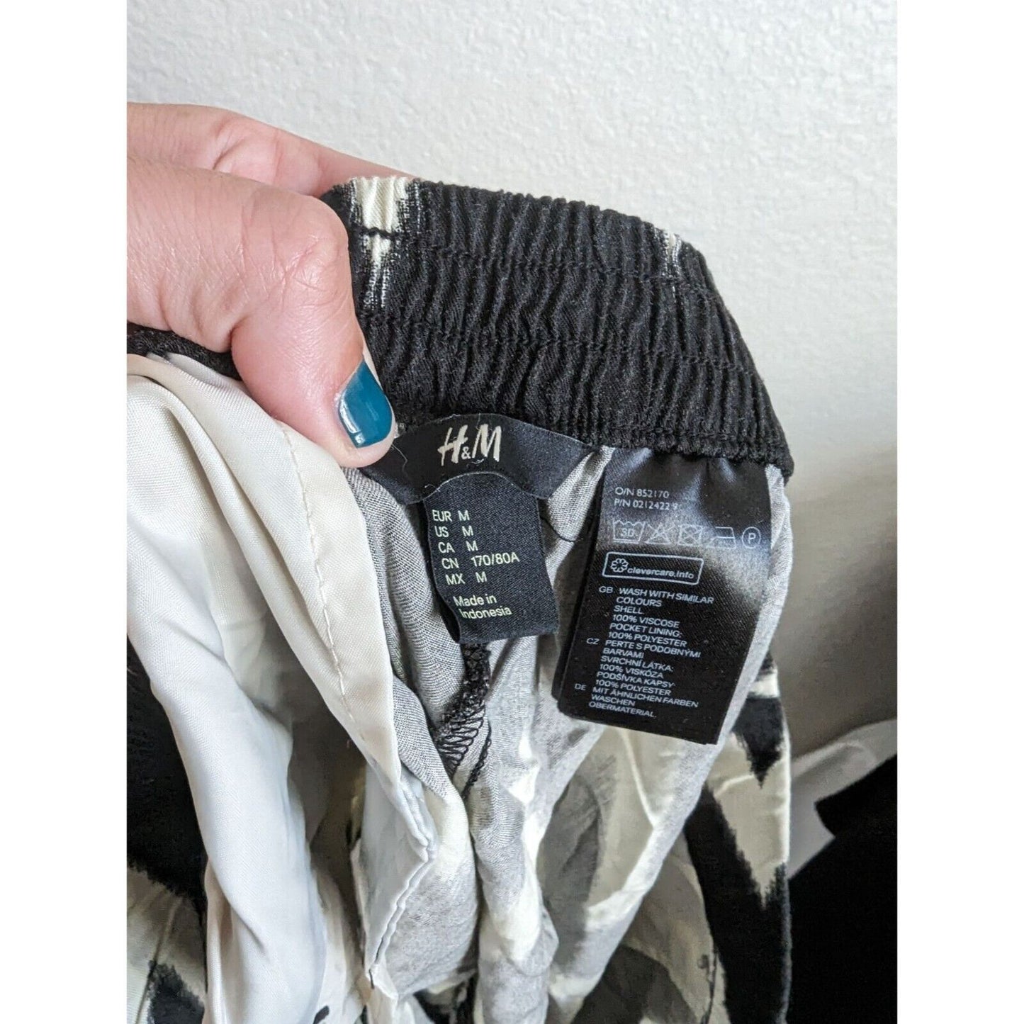 H&M Womens Sz M Casual Pull On Jogger Shorts Black White Chevron