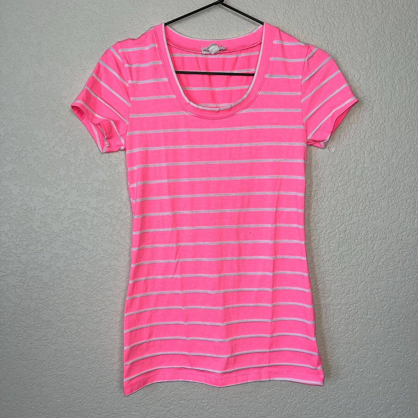 Zenana Outfitters Camiseta de manga corta para mujer Sz S con rayas rosa brillante