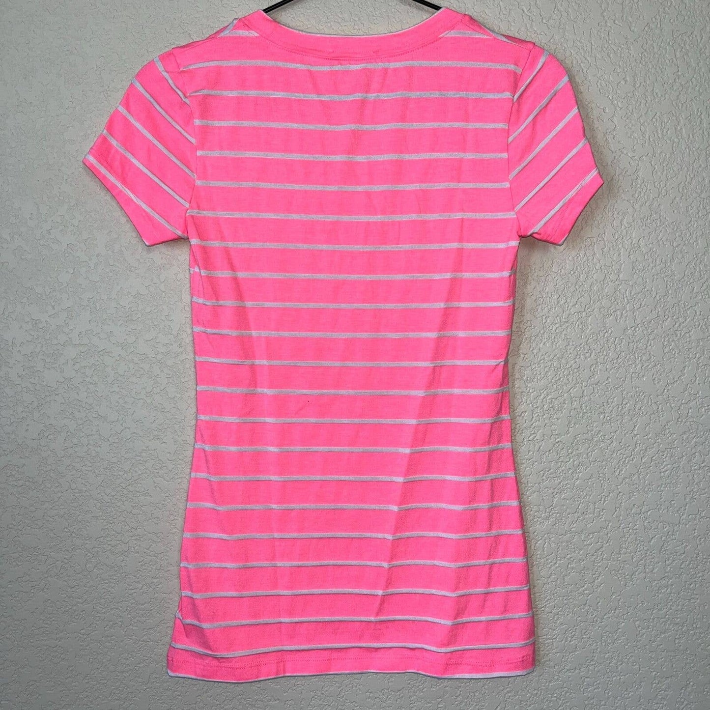 Zenana Outfitters Camiseta de manga corta para mujer Sz S con rayas rosa brillante