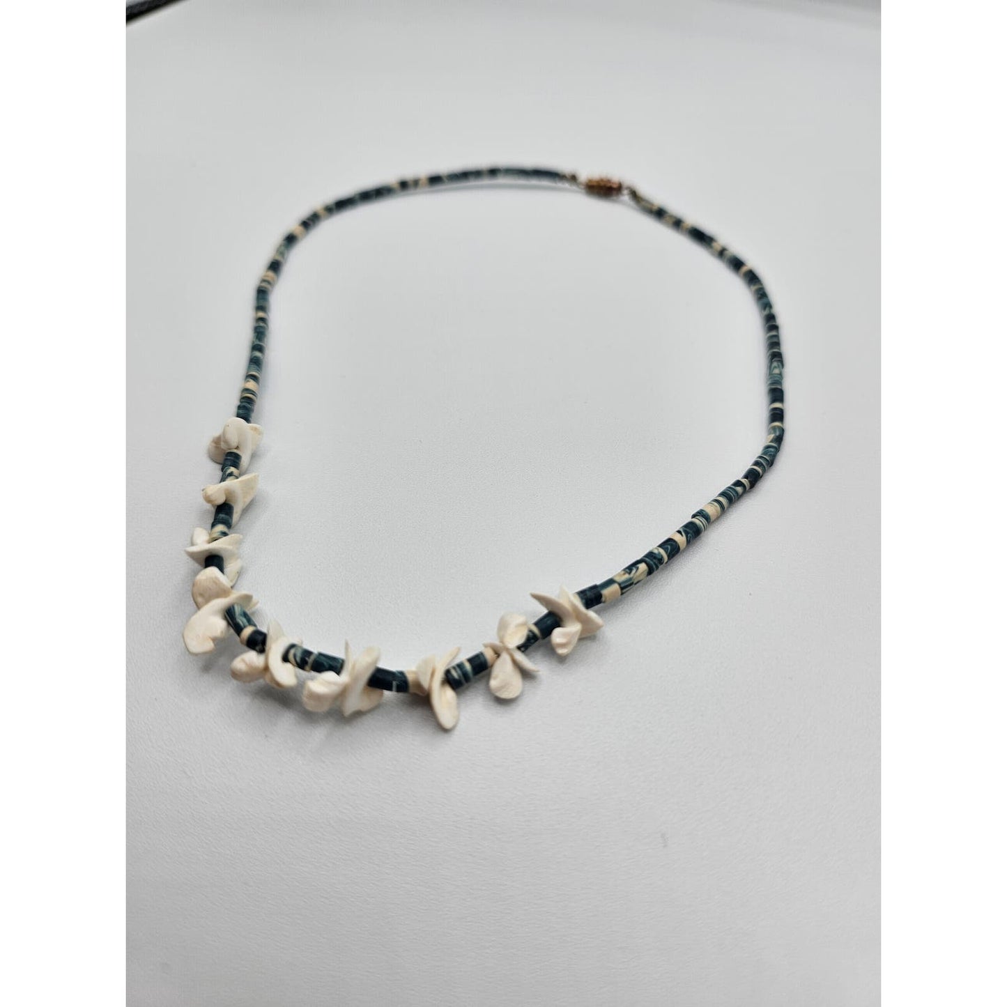 Vintage Y2K Single Strand Shell Beaded Necklace Blue and Cream Shells