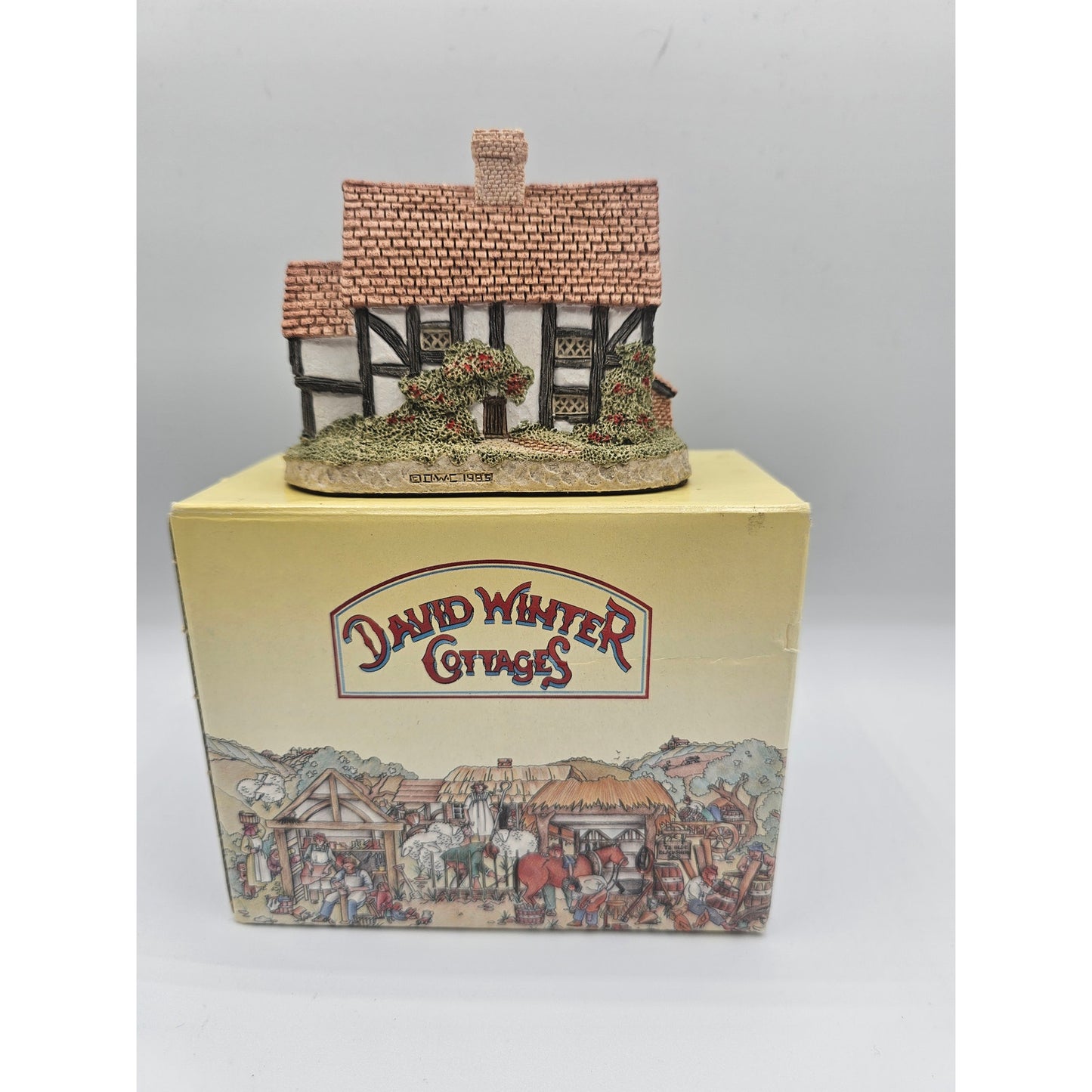 David Winter Cottages Shirehall 1985 Vtg Figurine Medieval English Collectable