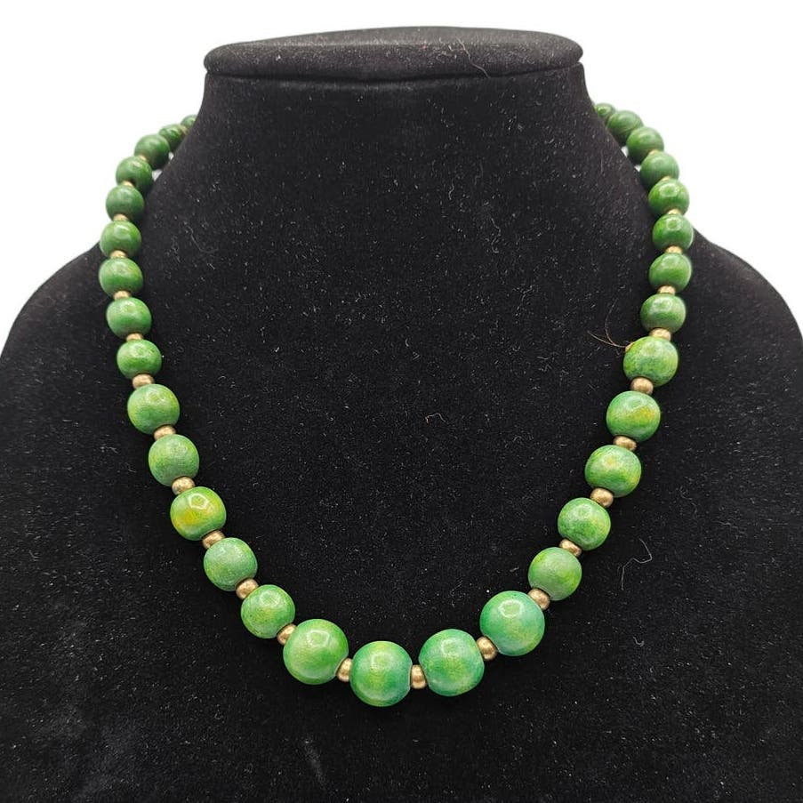 Vintage 1970s Avocado Green Single Strand Graduated Beaded Necklace