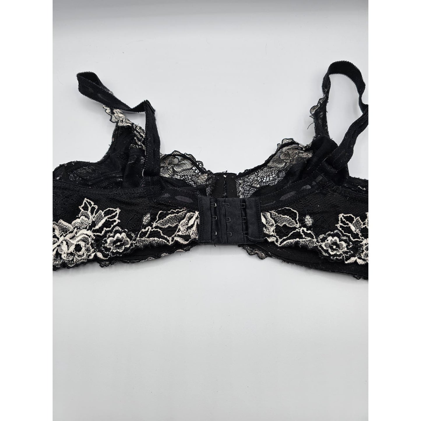 Paramour Womens Sz 36DD sexy Lace Balcontte Unlined Bra Black White