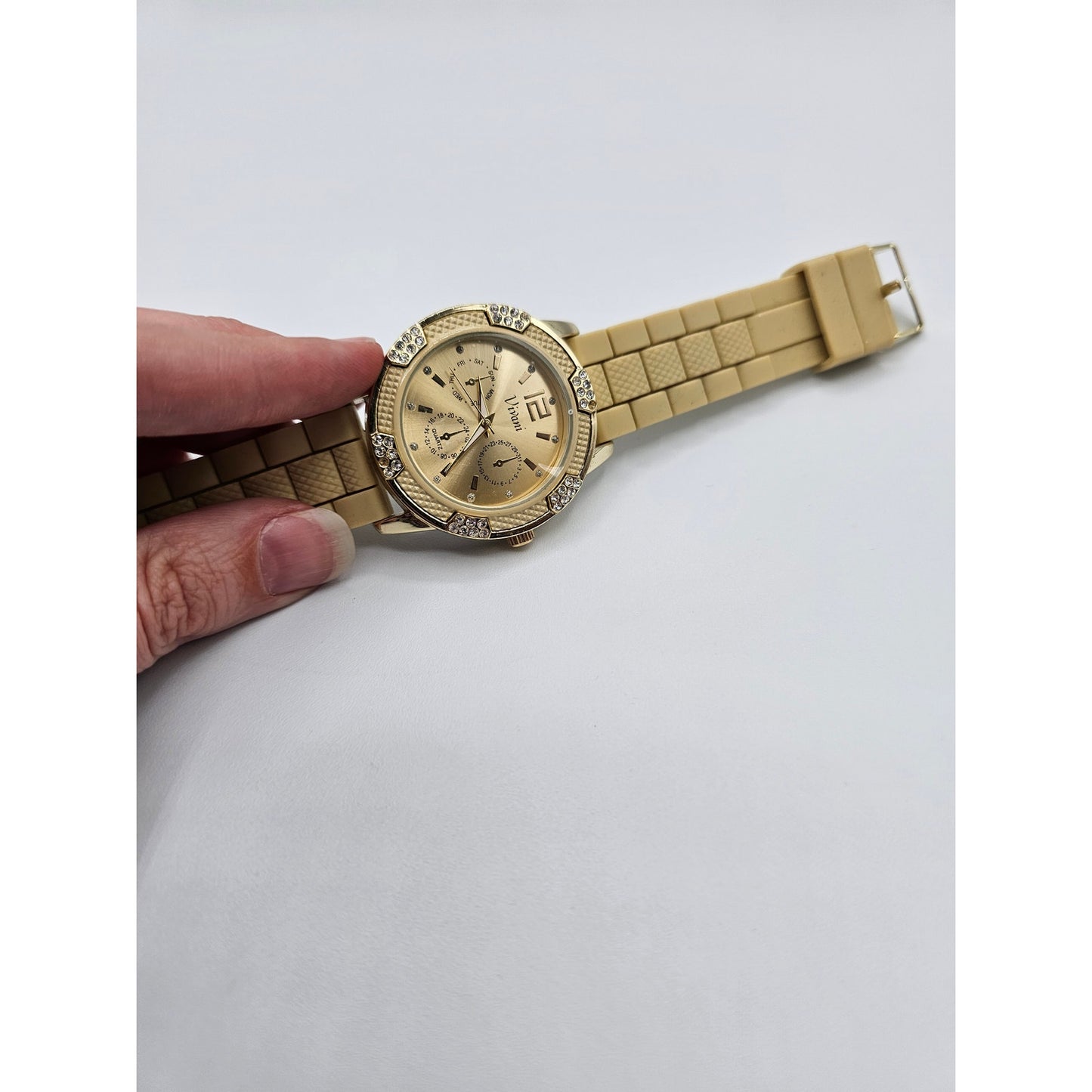 Vintage Y2K Vivani Womens Gold Tone Watch Wristwatch Rubber Band Rhinestone