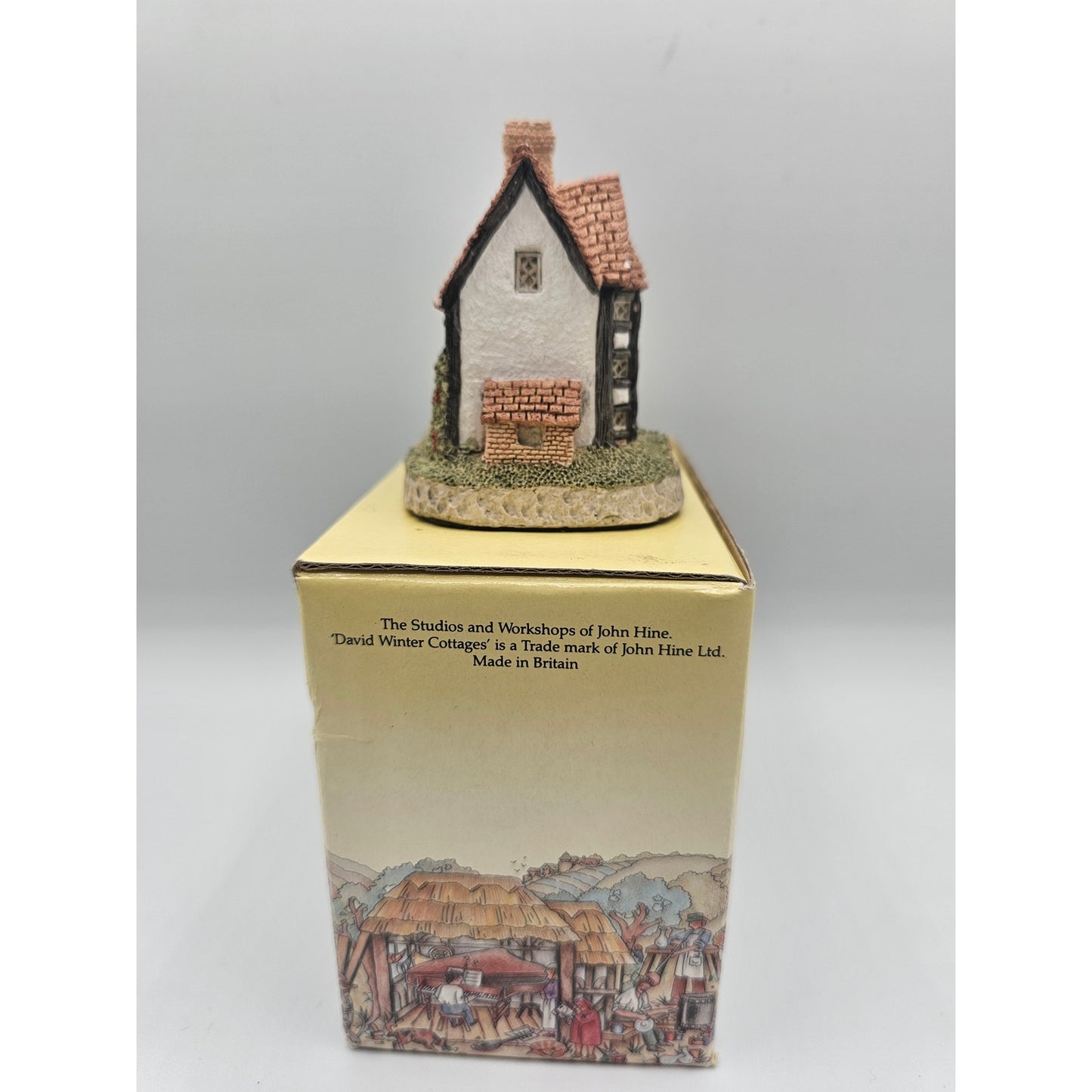 David Winter Cottages Shirehall 1985 Vtg Figurine Medieval English Collectable