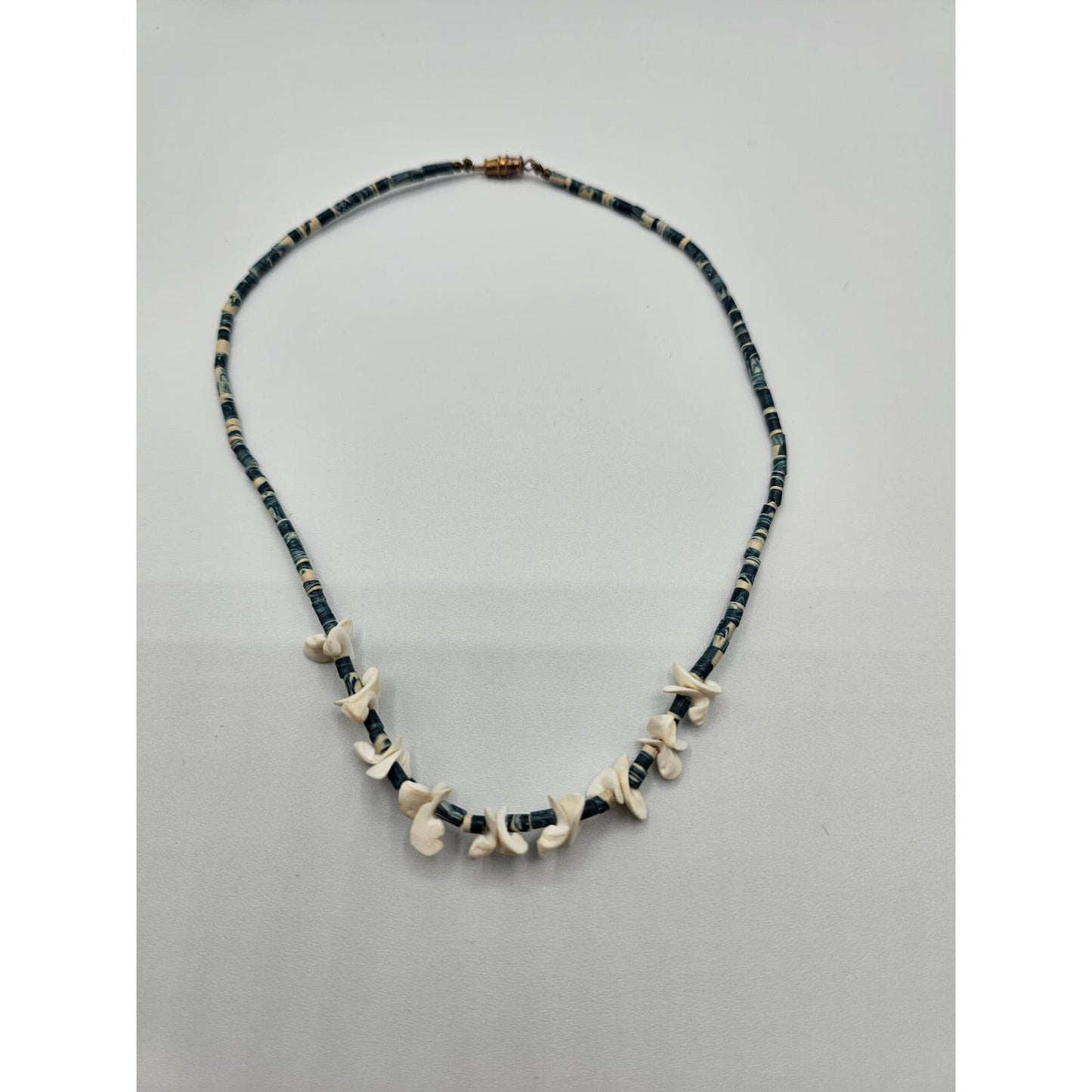 Vintage Y2K Single Strand Shell Beaded Necklace Blue and Cream Shells