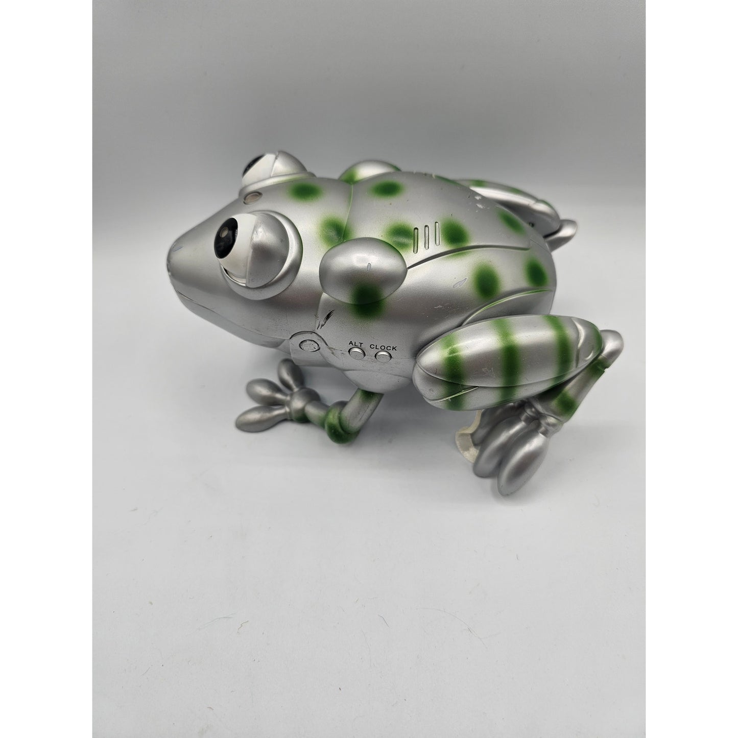 Vintage 1990s Manley Toy Quest Animated Plastic Frog Silver Green Sensor