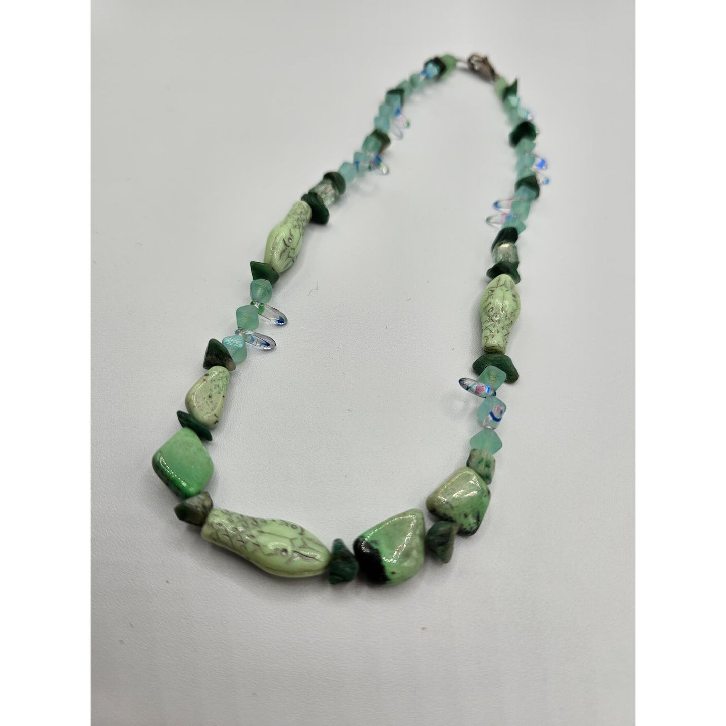 Vintage Single Strand Stone Glass Beaded Necklace Fish Pendant Green Nautical