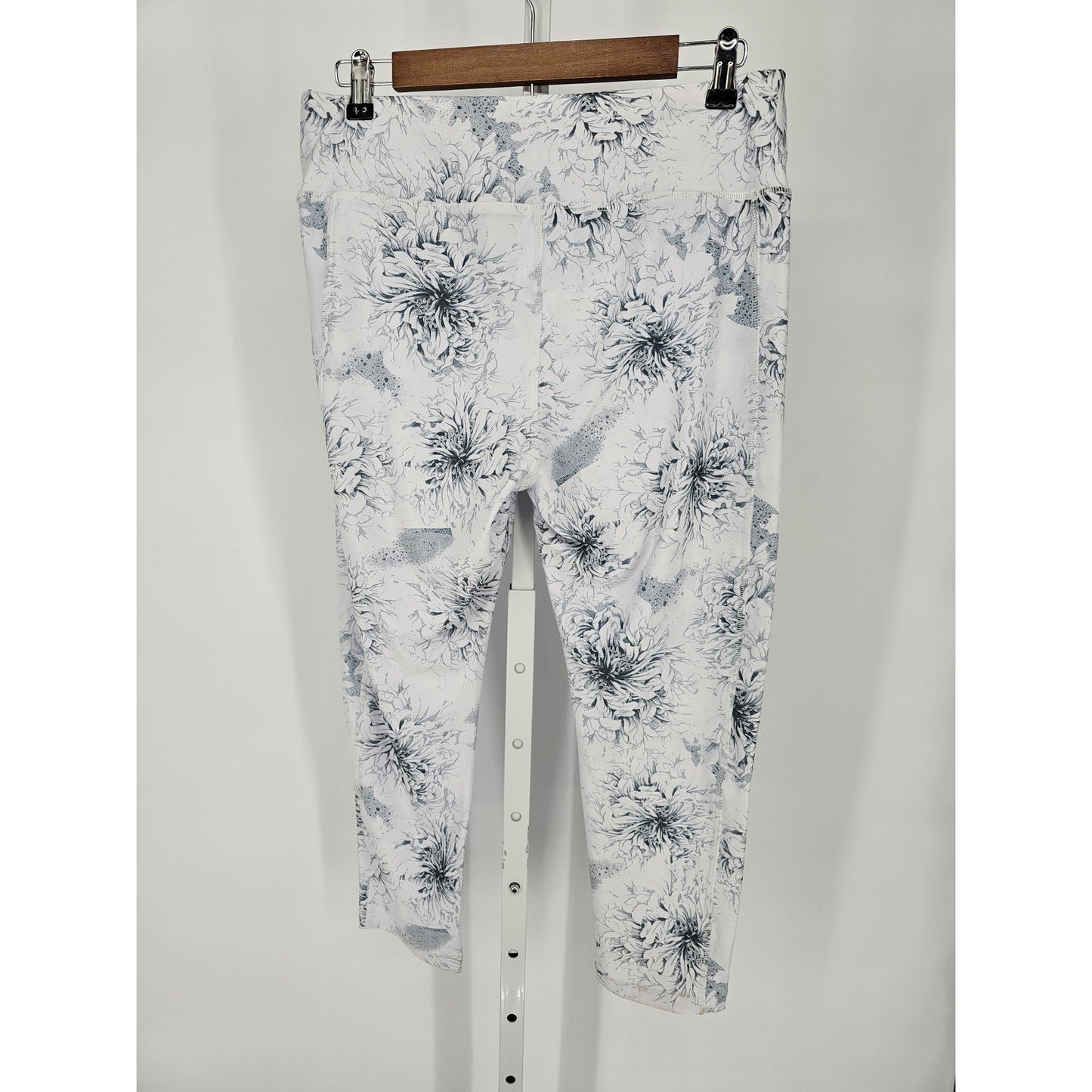 Jockey Womens Sz L Cropped Compression Athletic Leggings Black White Floral