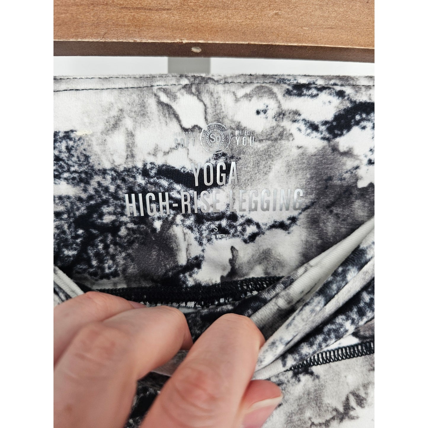 SO Juniors Sz S Hgh Waist Yoga Leggings Marbled Gray White Print