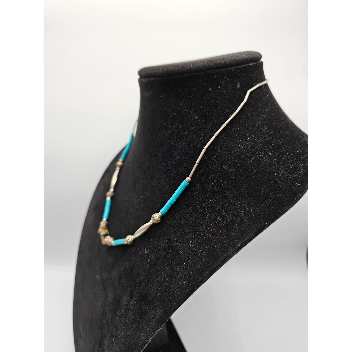 Vintage Southwestern Style Single Strand Necklace Teal and Silver Tone