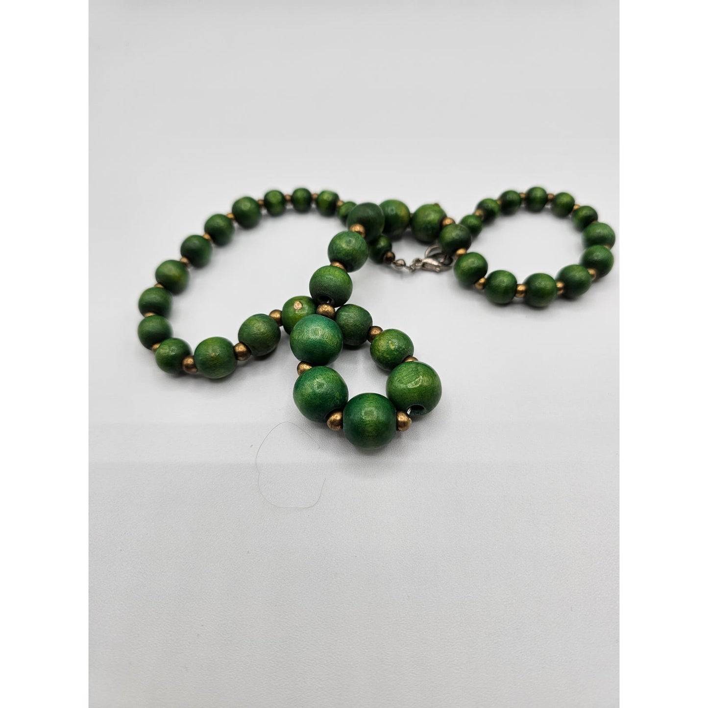 Vintage 1970s Avocado Green Single Strand Graduated Beaded Necklace