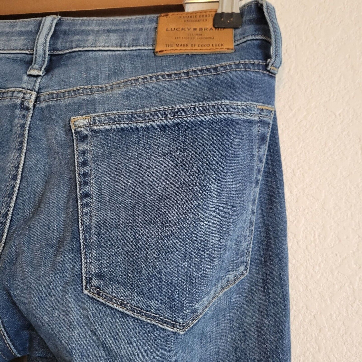 Lucky Brand womens Sz 2 Classic Bootcut Blue Jeans Medium Wash