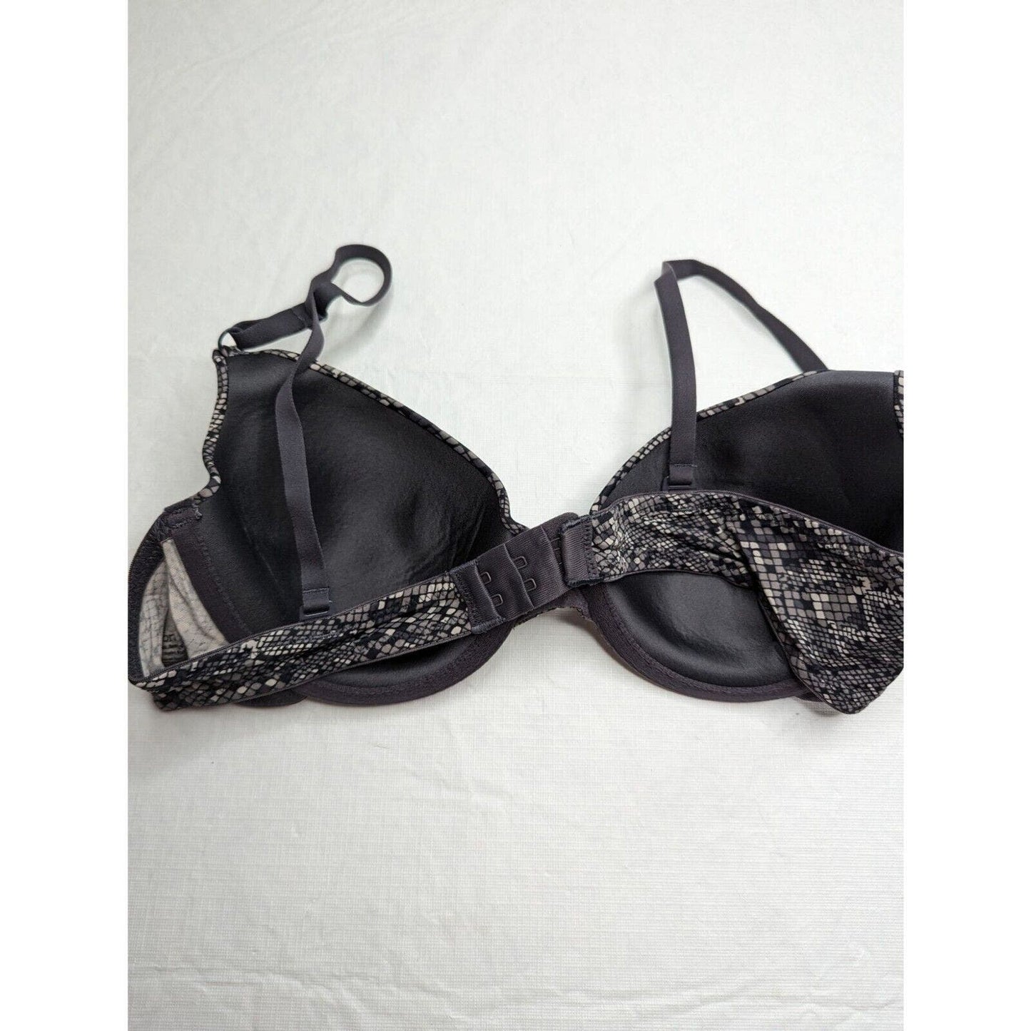 Maidenform Womens Sz 36B T Shirt Bra Black and Gray Snakeskin Print