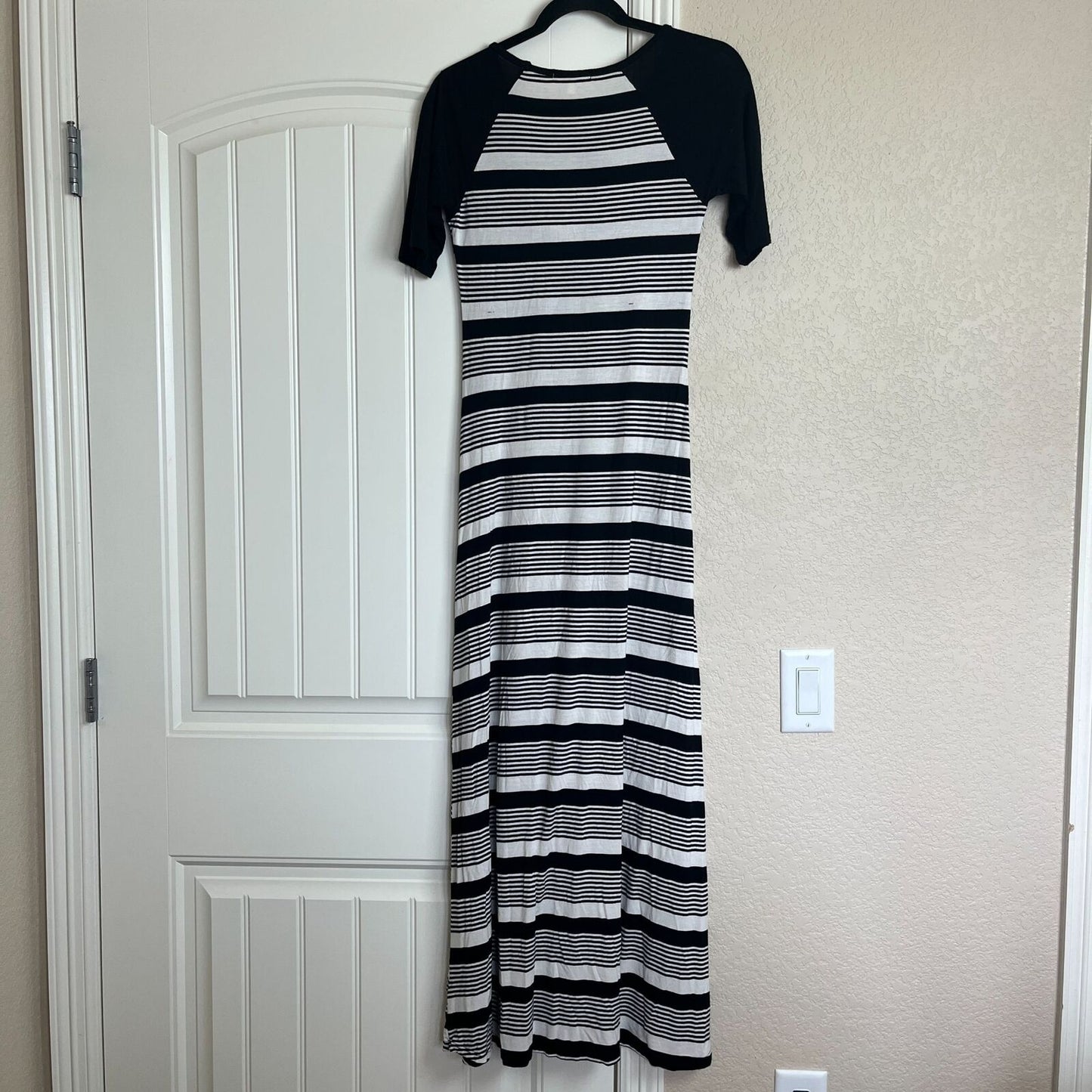 Monteau Womens Sz M Maxi Dress Slinky Black White Striped Short Sleeve