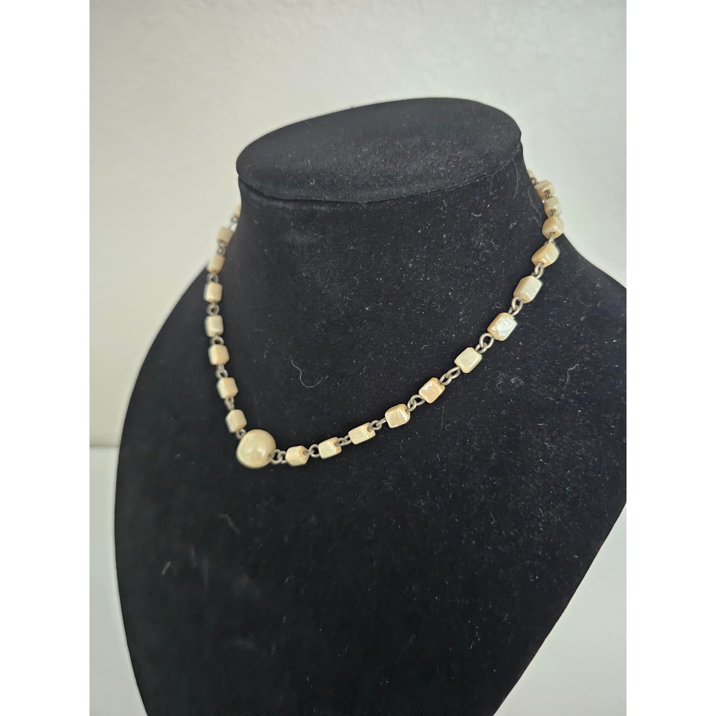 Vintage Y2K 2000s Single Strand Beaded Chain Necklace Cream Irridescent