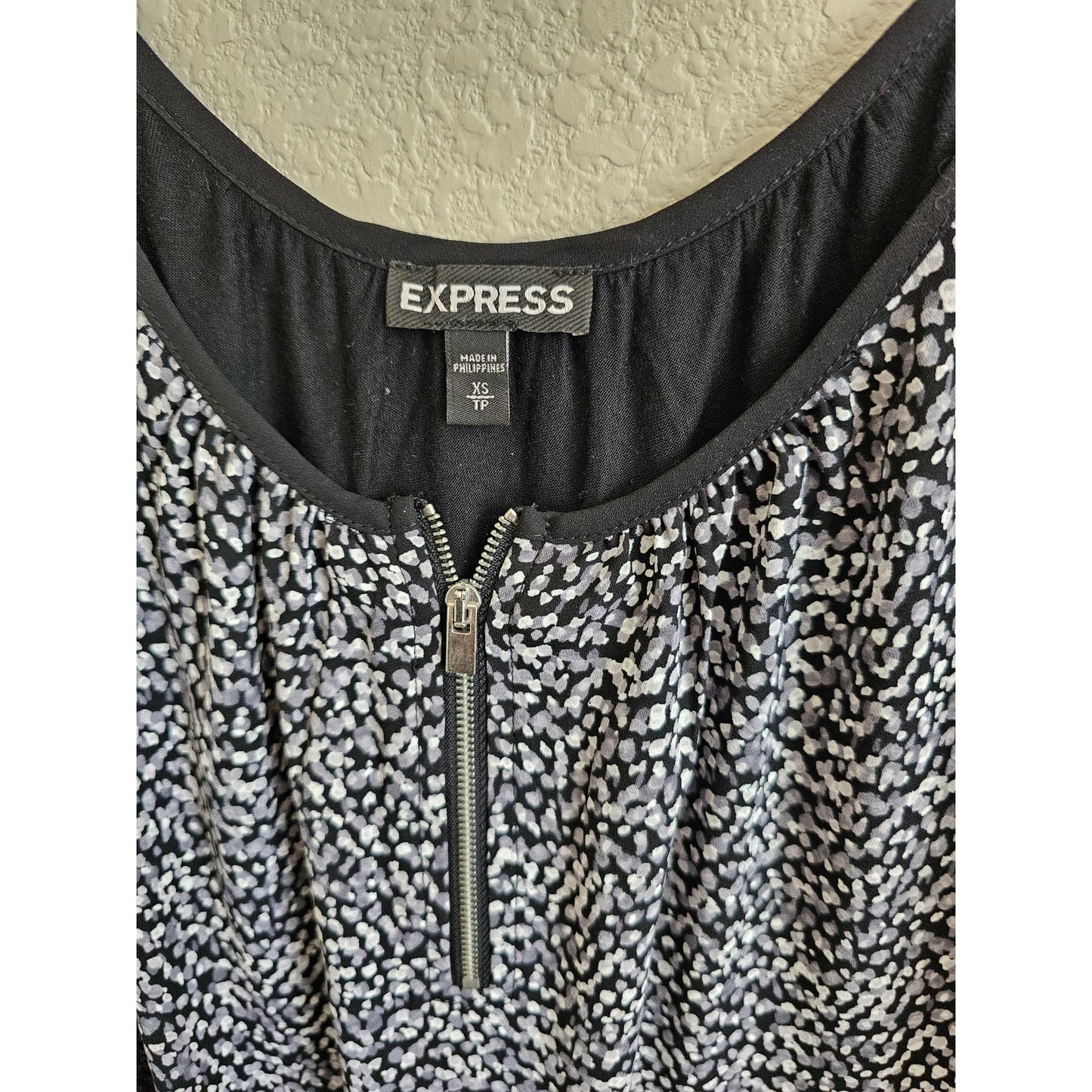 Express Womens Sz XS Sleeveless Blouse Black White Zipper Front