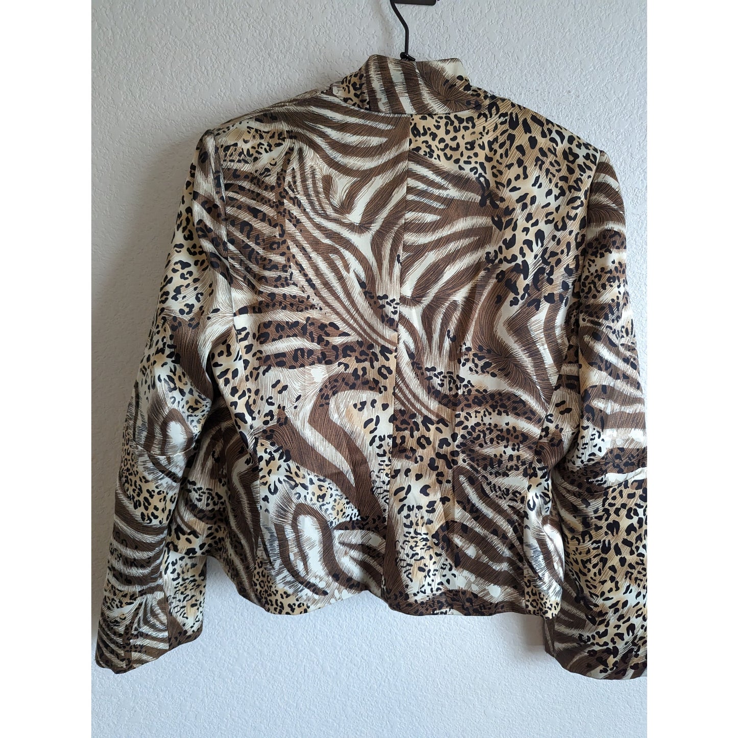 Sandra Darren Womens Sz 8 Satin Blouse and Blazer Set Animal Print