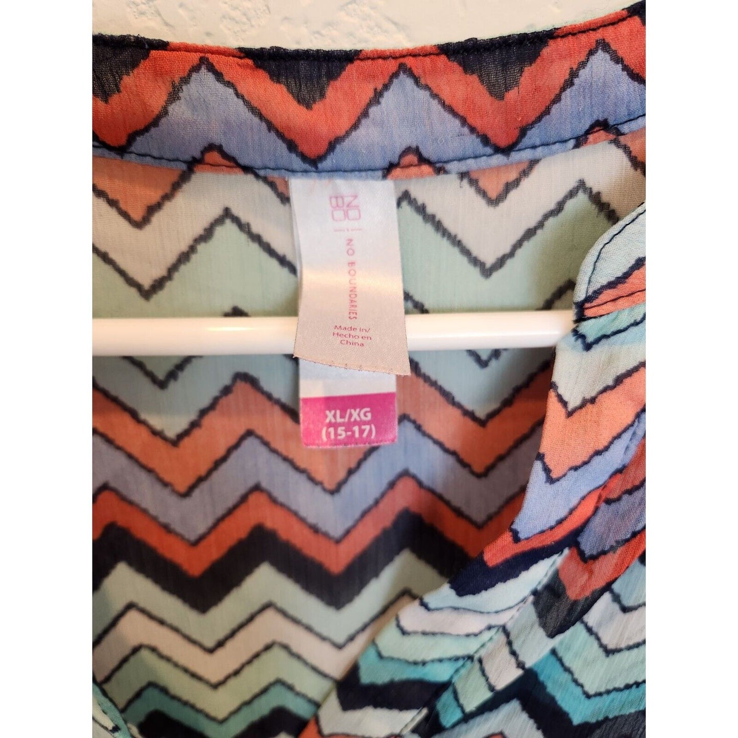 No Boundaries Juniors Sz XL Rainbow Chevron Print Sleeveless Blouse
