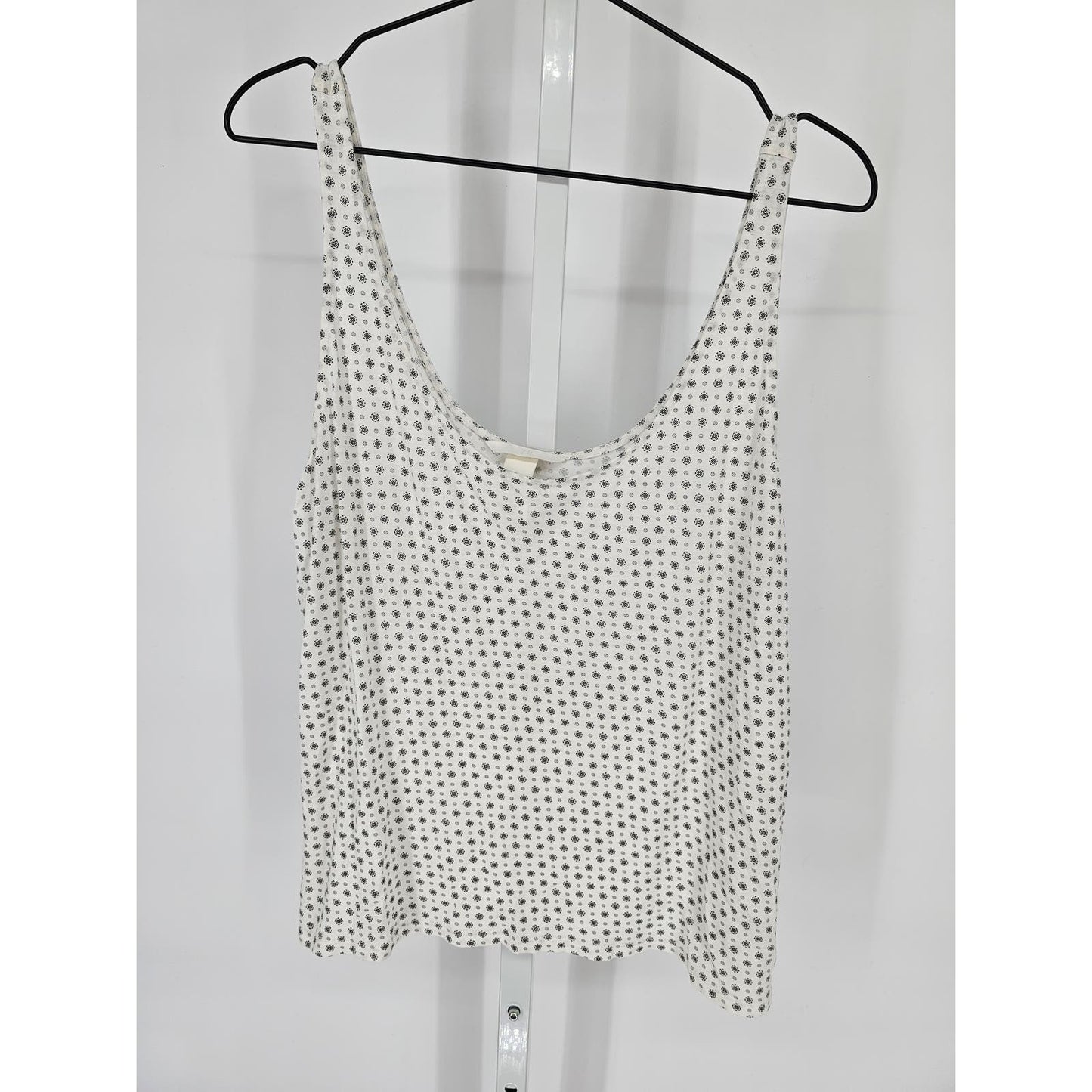 H&M Womens Sz L Deep V Neck Sleeveless Blouse White Black Printed