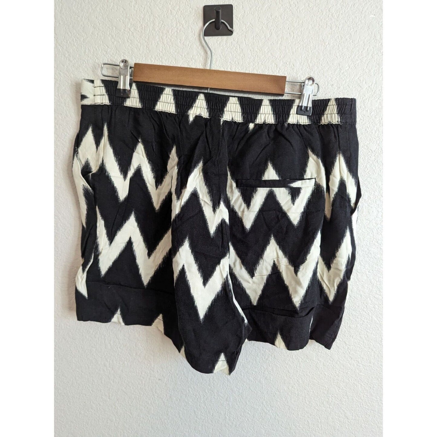 H&M Womens Sz M Casual Pull On Jogger Shorts Black White Chevron