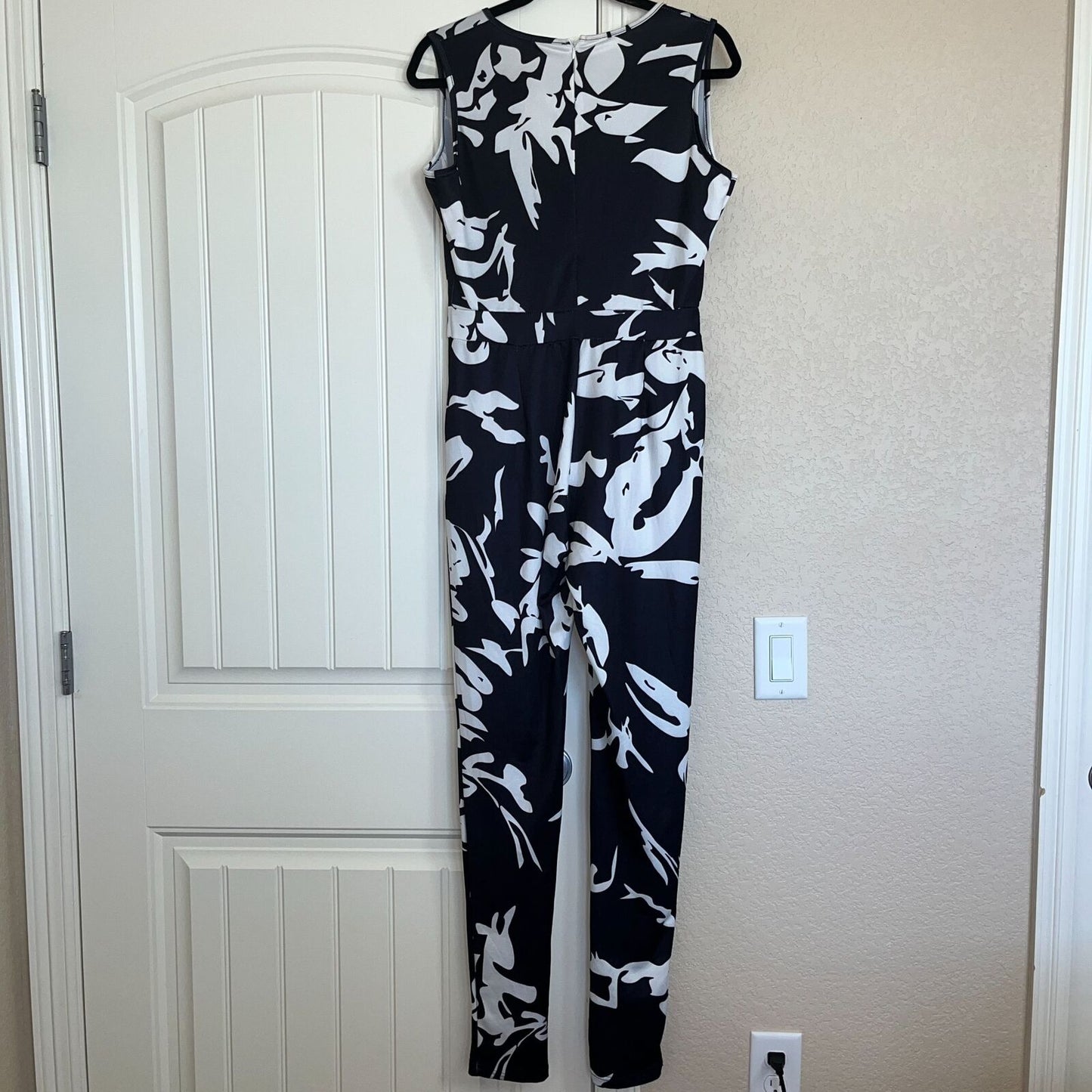 Vintage Womens Sz L Jumpsuit Black and White Abstract V Neck