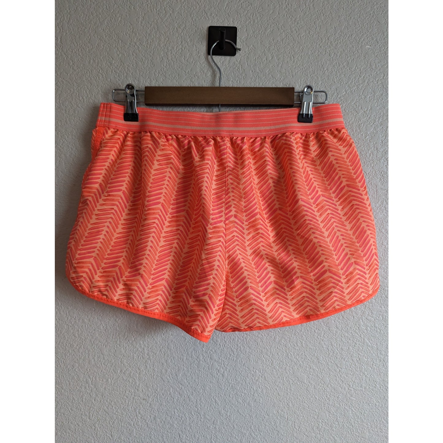 Under Armour Womens Sz M Running Shorts Moisture Wicking Orange Chevron
