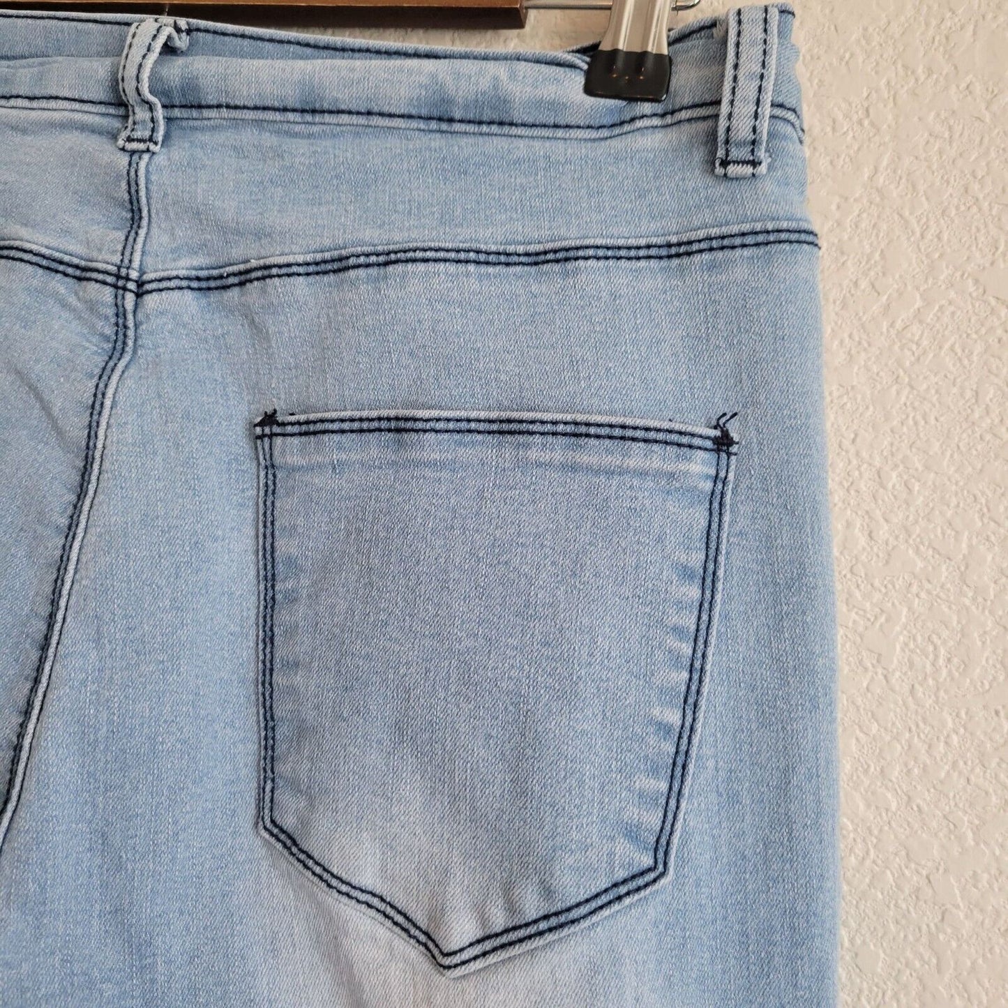 UWJ Juniors Sz 11 Ultra High Rise Light Wash Distressed Skinny Blue Jeans