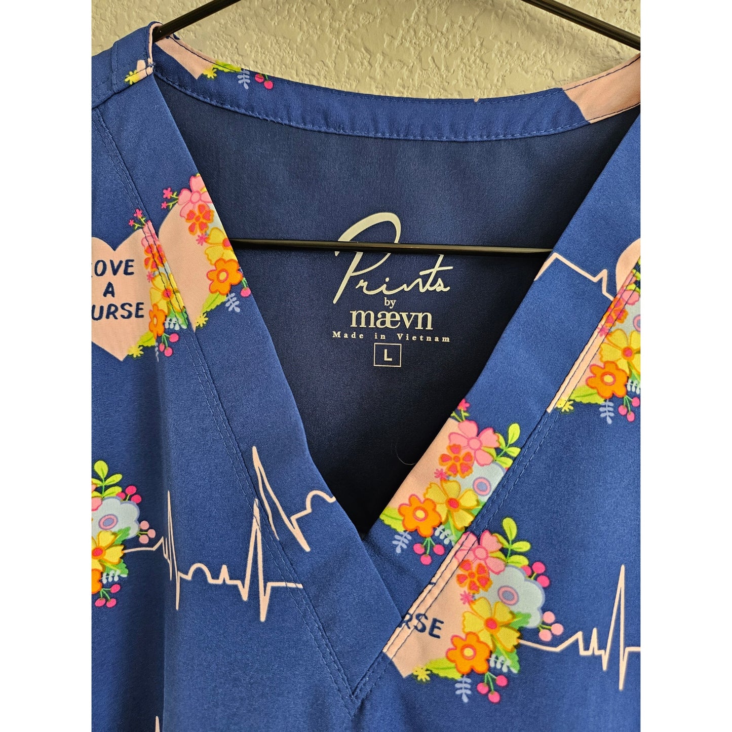 Prints By Maevn Womens Scrub Top Sz L Stretch Love a Nurse Heartbeat Blue