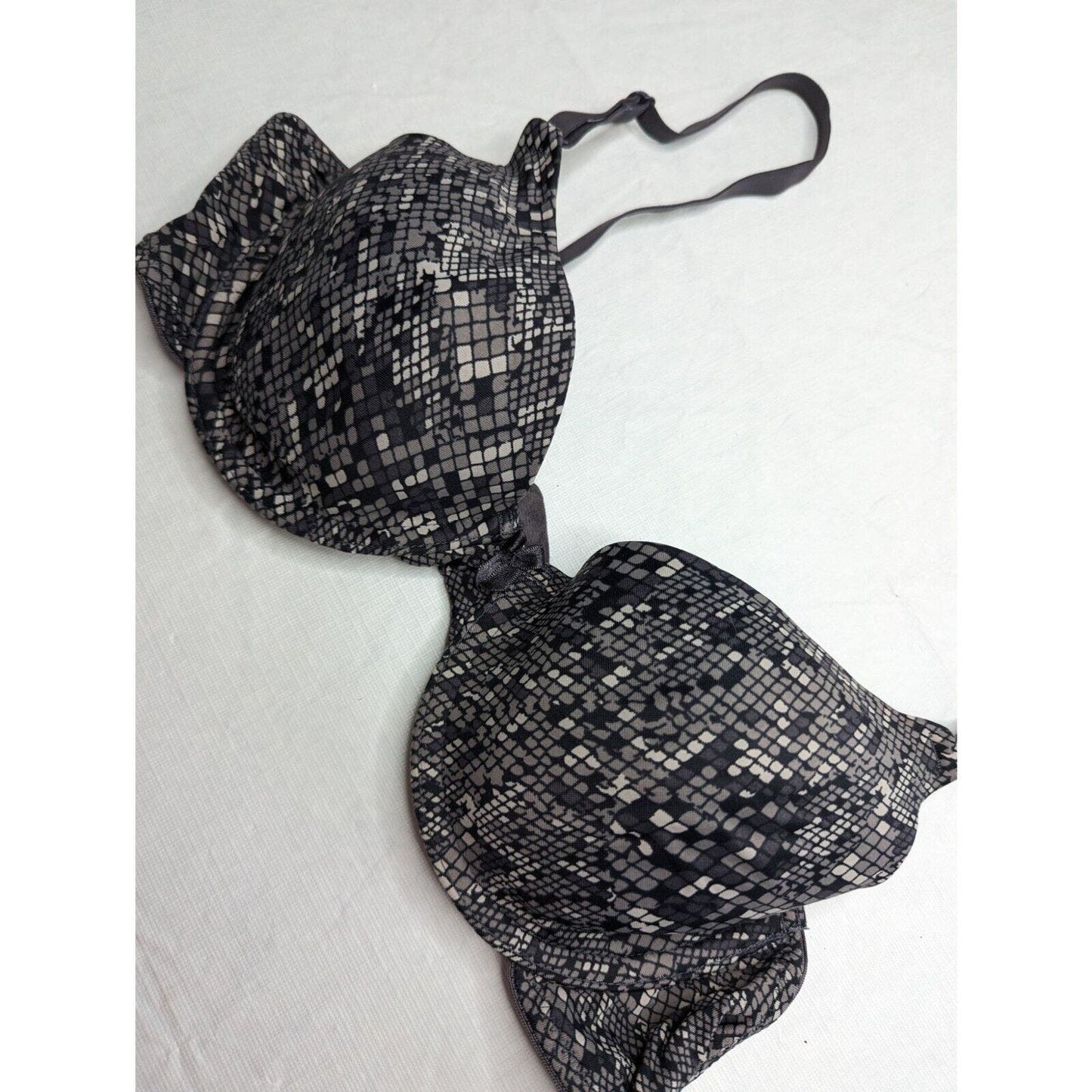 Maidenform Womens Sz 36B T Shirt Bra Black and Gray Snakeskin Print