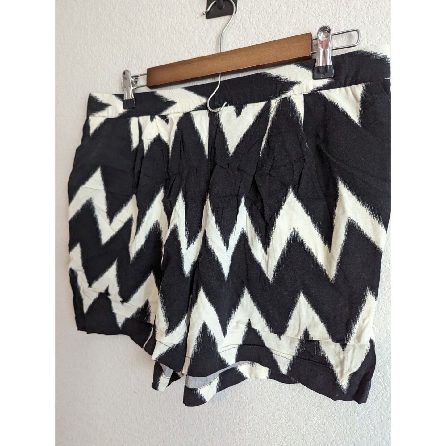 H&M Womens Sz M Casual Pull On Jogger Shorts Black White Chevron