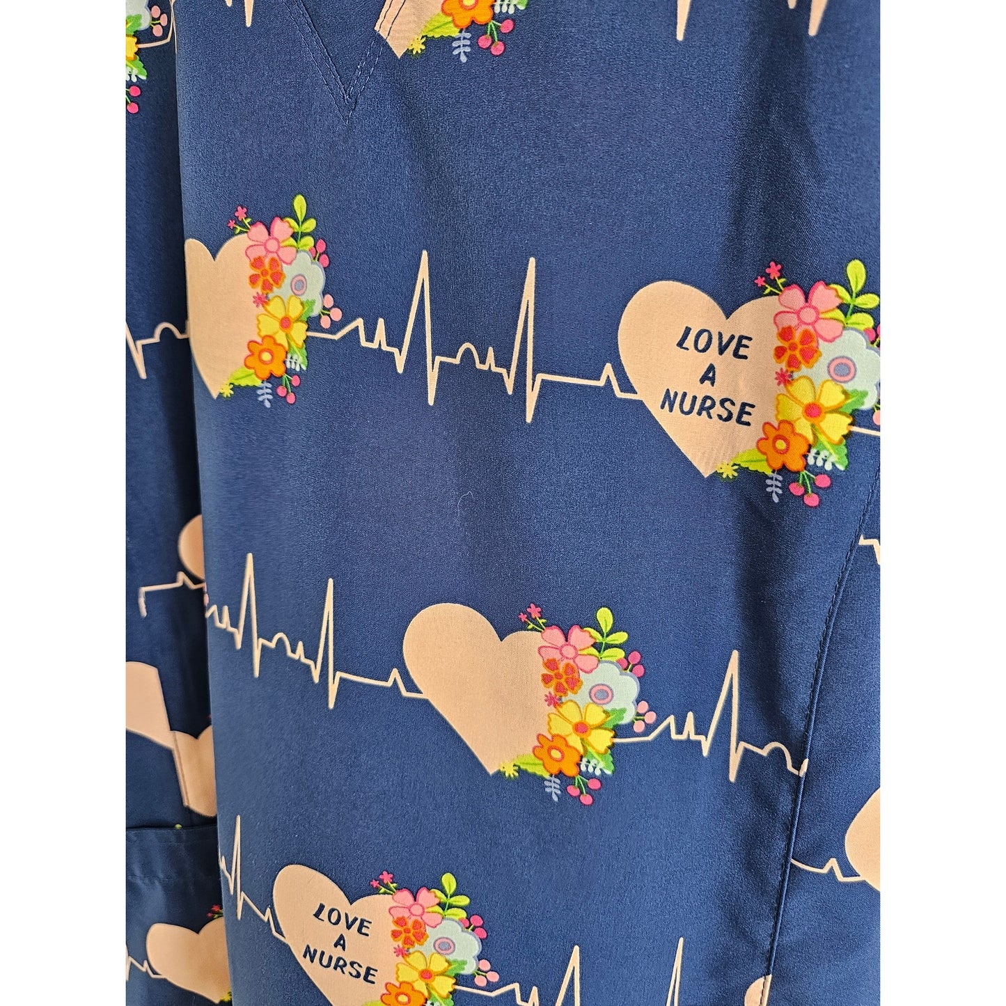 Prints By Maevn Womens Scrub Top Sz L Stretch Love a Nurse Heartbeat Blue