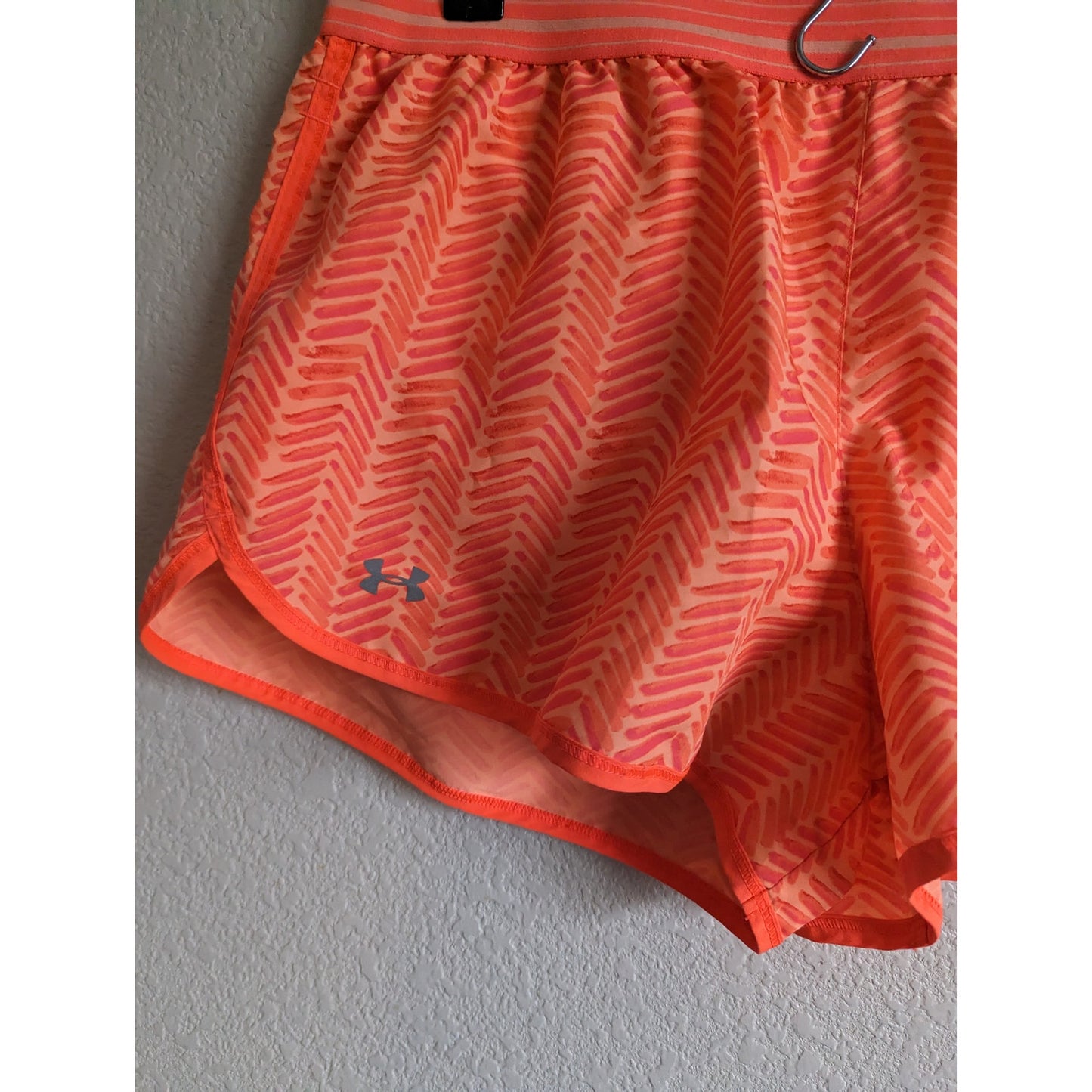 Under Armour Womens Sz M Running Shorts Moisture Wicking Orange Chevron