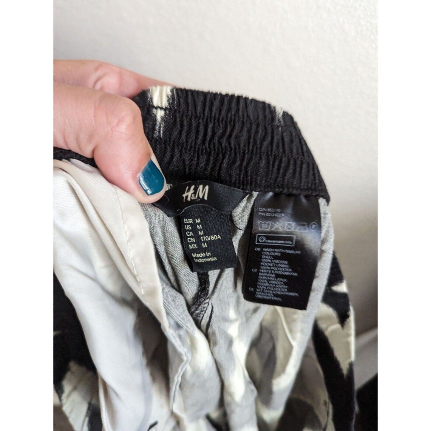 H&M Womens Sz M Casual Pull On Jogger Shorts Black White Chevron