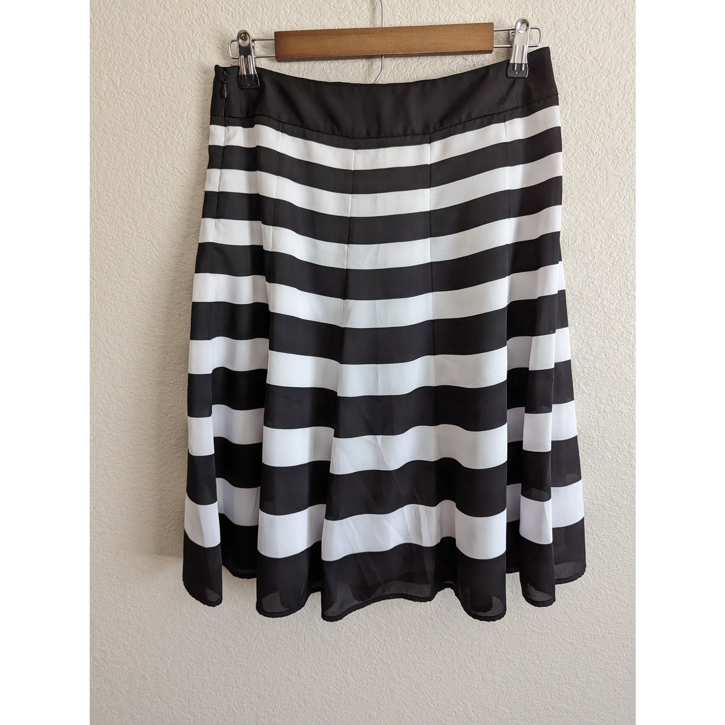 White House Black Market Sz 4 Knee Length A Line Skirt Black White Striped