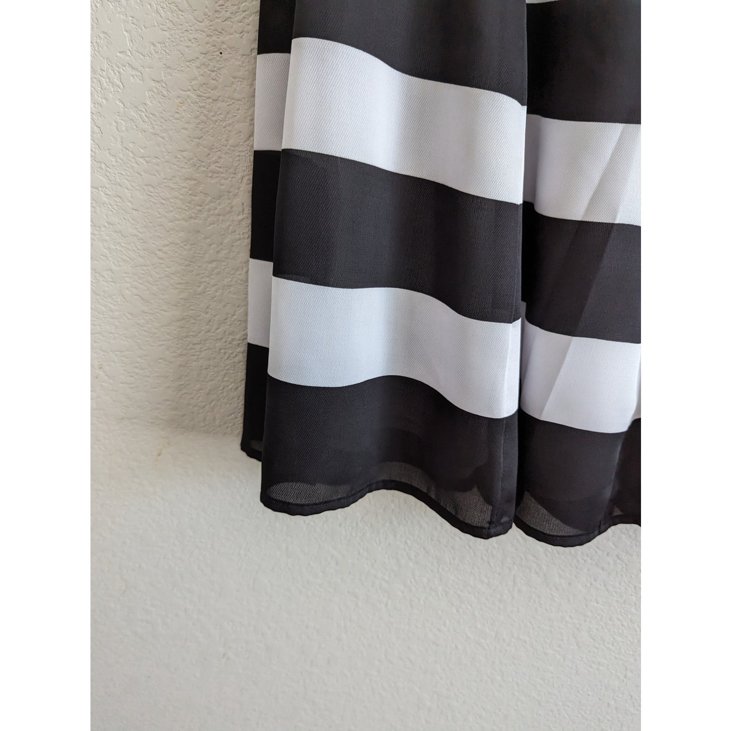 White House Black Market Sz 4 Knee Length A Line Skirt Black White Striped