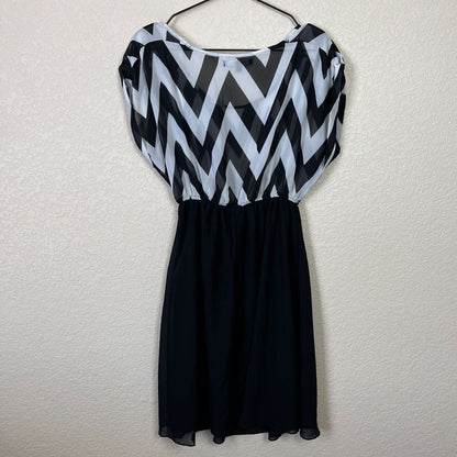 New Look Womens Sz M Black and White Knee Length Dress Chevron