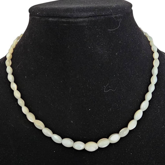 Vintage 1990s Single Strand Faux Fres Water Cream Colored Pearl Necklace Classic