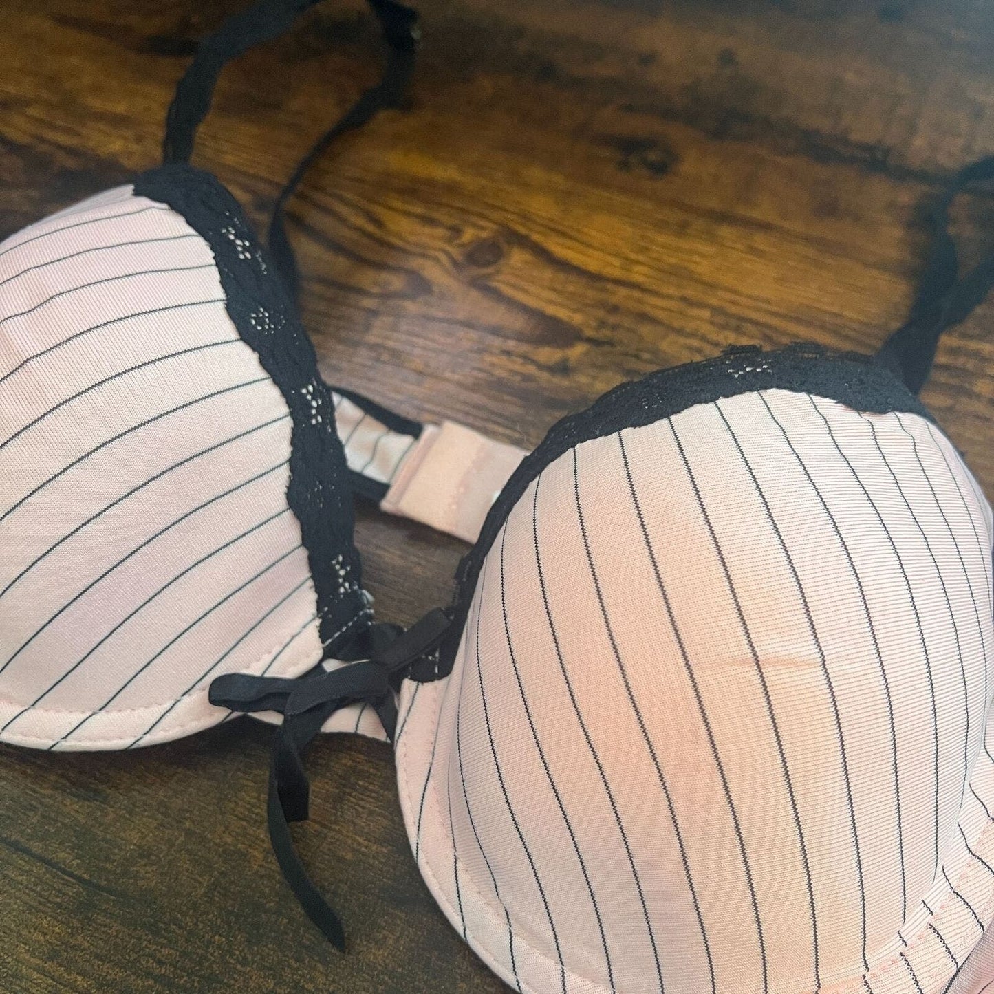 Womens Sz 36B Light Pink and Black Pinstripe T Shirt Bra