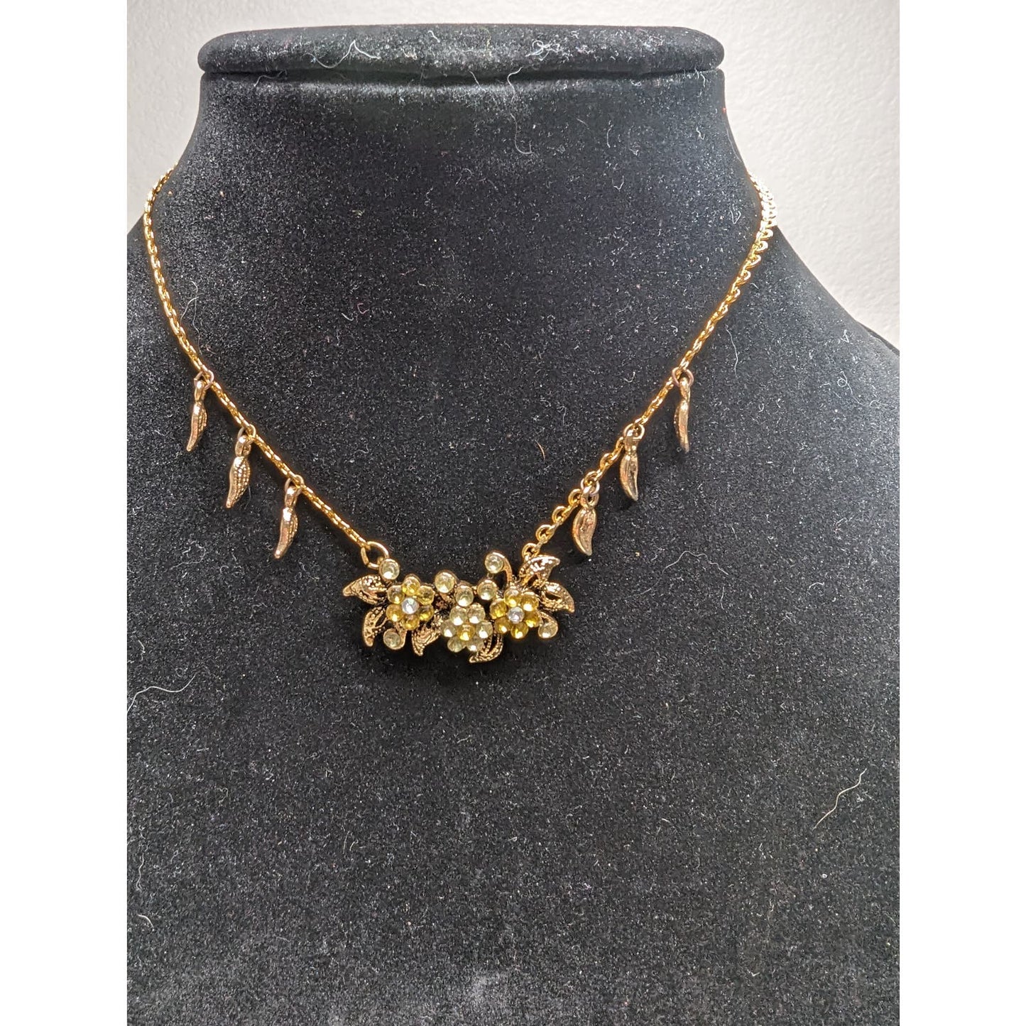 Vintage Y2K Gold Tone Pendant Necklace Clear Rhinestone Feathers