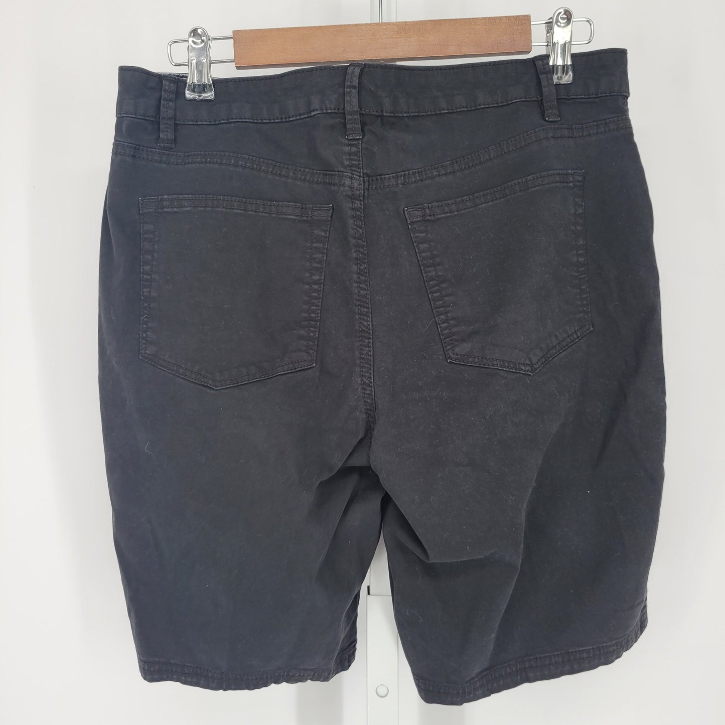 Time and Tru Womens Sz 8 Bermuda Length Casual Shorts Solid Black