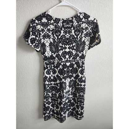 Daisy Fuentes Womens Sz XS Short sleeve Knee Length Dress Black White Floral