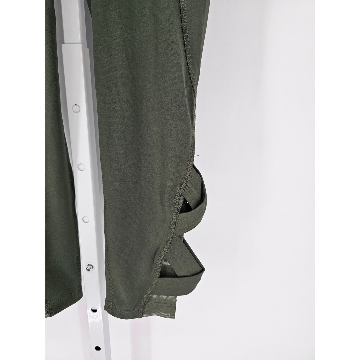 Bally Total Fitness Womens  M Cropped Athletic Compression Leggings Olive Green