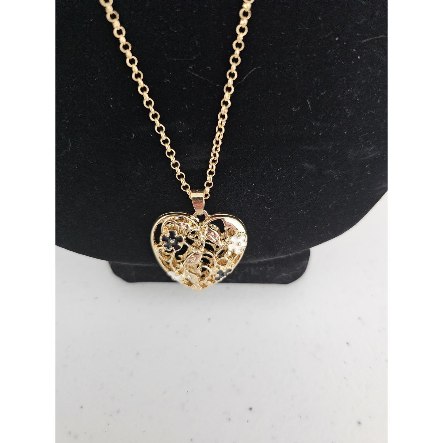 Vintage Y2K Gold Tone Pendant Necklace w/ Enamel Floral Details