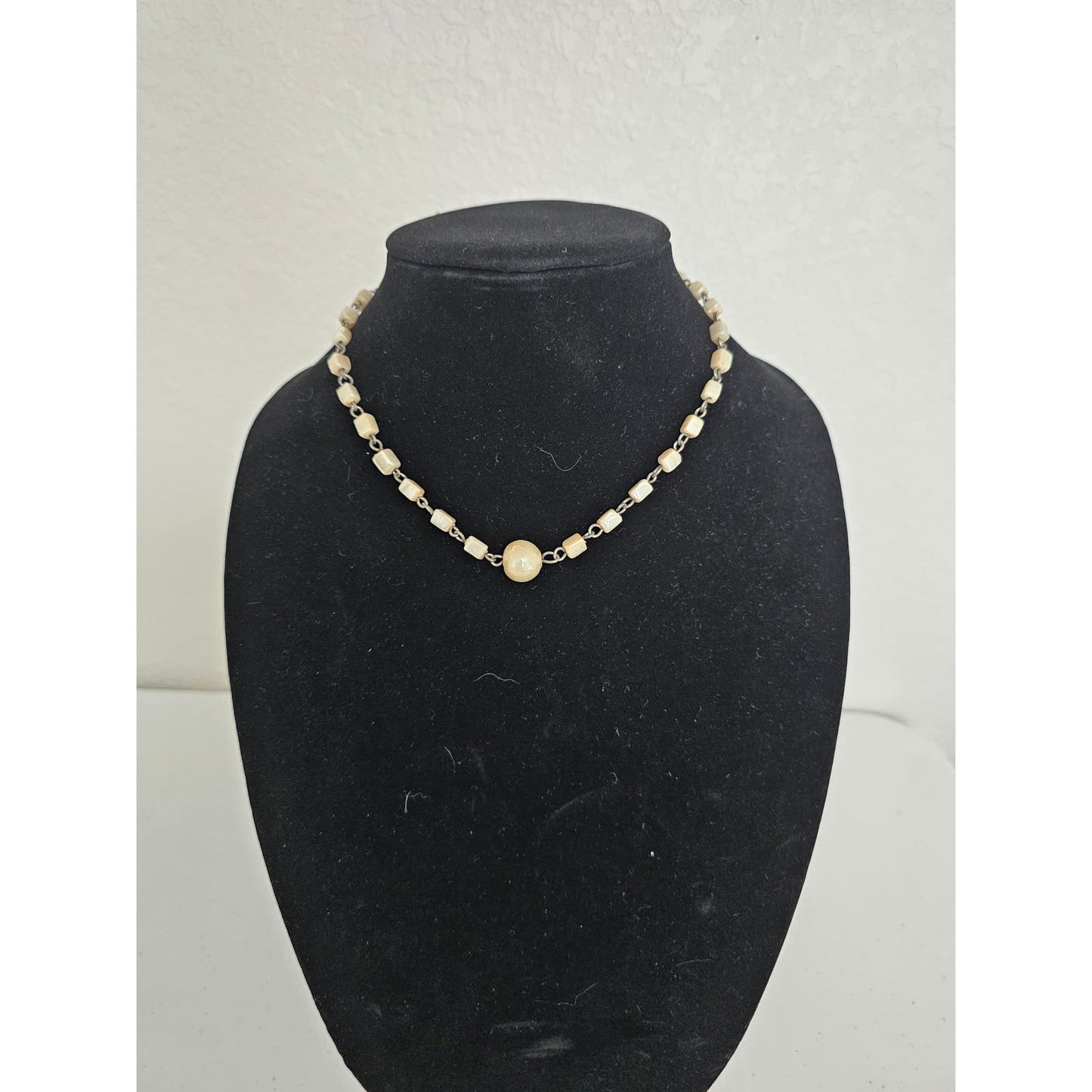 Vintage Y2K 2000s Single Strand Beaded Chain Necklace Cream Irridescent