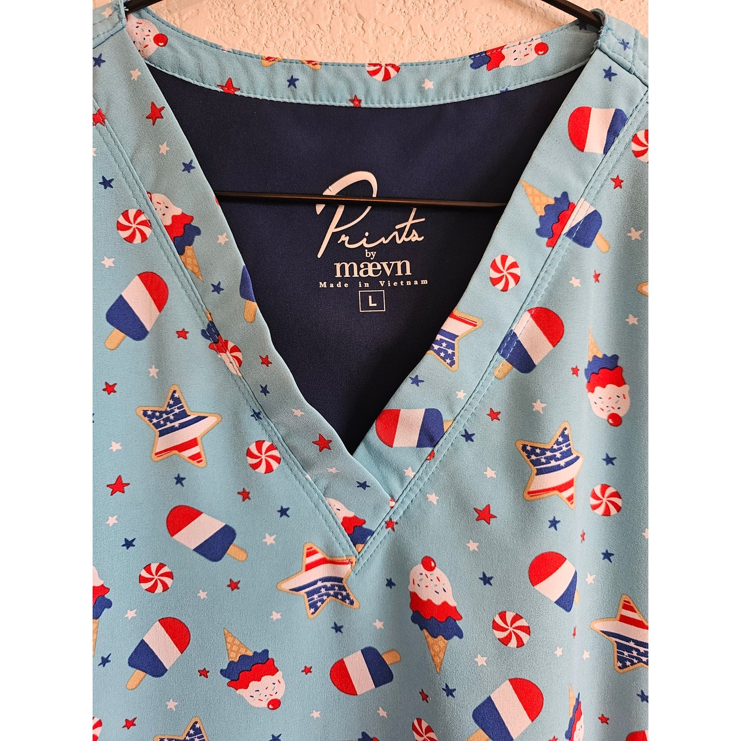 Prints by Maevn Womens Sz L Short Sleeve Scrub Top 4th of July Theme Blue